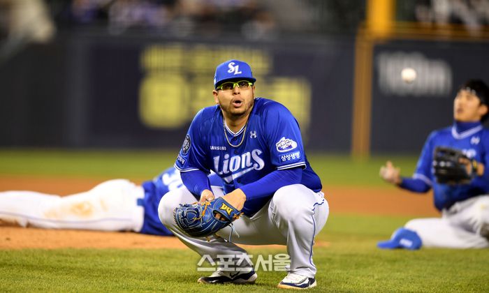 삼성 후라도가 15일 잠실야구장에서 열린 2025 KBO 리그 LG와 경기 6회말 2사1,2루 상대 박동원의 타구를 유격수 이재현이 잡은 후 안도의 한숨을 쉬고 있다. 잠실 | 최승섭기자 thunder@sportsseoul.com