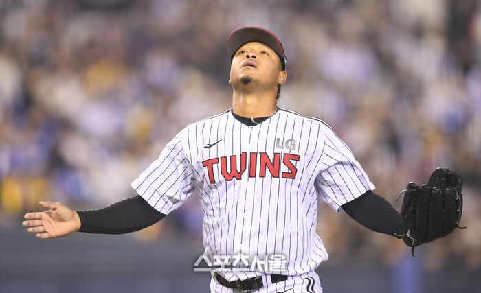 LG 선발투수 에르난데스가 15일 잠실야구장에서 열린 2025 KBO 리그 삼성과 경기 4회 투구 후 더그아웃으로 들어오며 세리머니를 하고 있다. 잠실 | 최승섭기자 thunder@sportsseoul.com