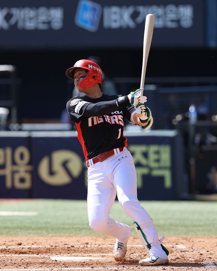 KIA 박찬호가 20일 잠실구장에서 열린 2025 KBO리그 두산전에서 2루타를 때리고 있다. 사진 | KIA 타이거즈