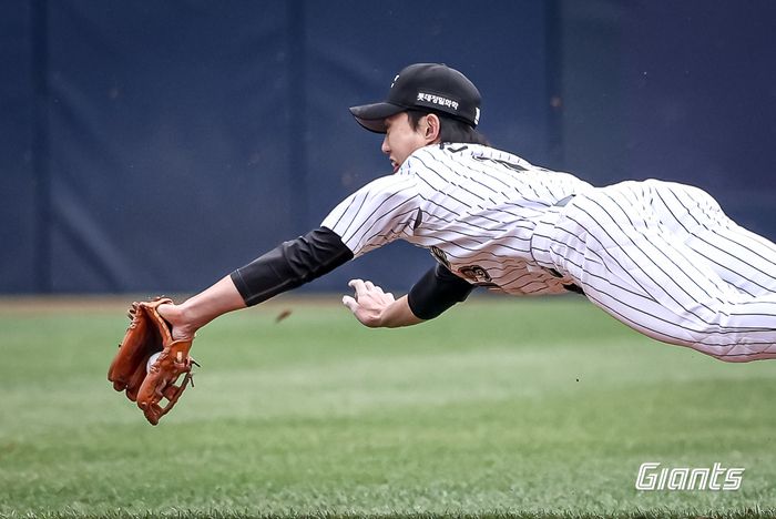 롯데 전민재가 20일 대구삼성라이온즈파크에서 열린 2025 KBO리그 정규시즌 삼성전에서 몸을 날려 팀 실점을 막고 있다. 사진 | 롯데 자이언츠