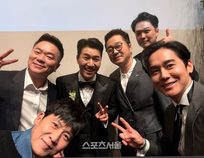 가수 김종민이 지난 20일 자신의 결혼식을 축하해주기 위해 온 연예인 하객들과 기념 촬영하고 있다. 사진 | 스포츠서울DB