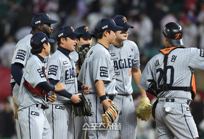 한화 선수들이 17일 인천SSG랜더스필드에서 열린 2025 KBO리그 SSG와 경기에서 승리한 후 하이파이브를 하고 있다. 문학 | 박진업 기자 upandup@sportsseoul.com
