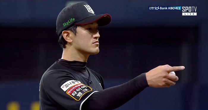 KT 투수가 김건희 피치클락을 지적하고 있다.