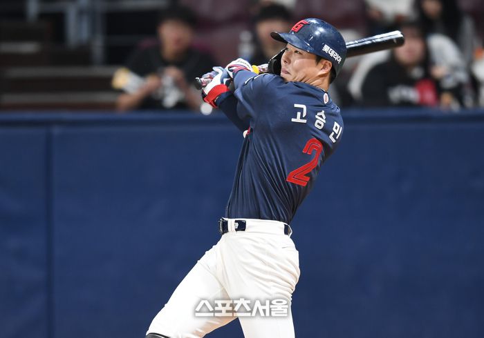 롯데 고승민이 18일 고척스카이돔에서 열린 2025 KBO리그 시범경기 키움과 경기 3회초 1사 타구를 바라보고 있다.중견수 플라이 아웃. 고척 | 최승섭기자 thunder@sportsseoul.com