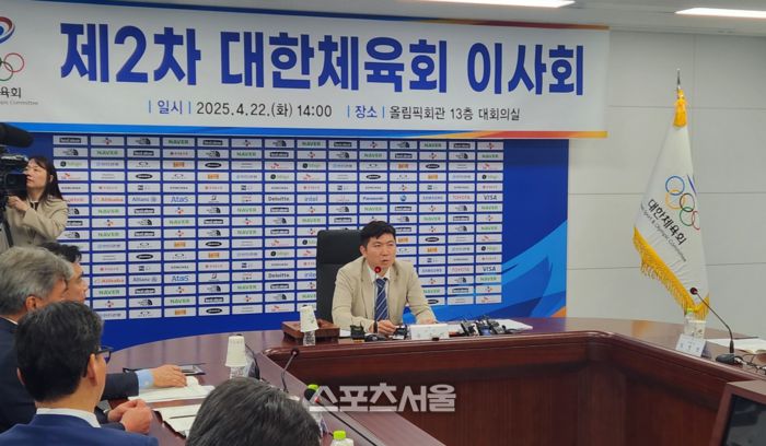 유승민 대한체육회장이 22일 서울 송파구 올림픽회관 13층 대회의실에서 열린 제2차 대한체육회 이사회에 앞서 모두발언하고 있다. 사진 | 김용일 기자