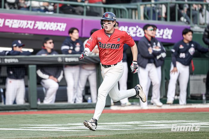 롯데 나승엽이 6일 부산 사직구장에서 열린 2025 KBO리그 정규시즌 두산전에서 홈으로 들어오고 있다. 사진 | 롯데 자이언츠