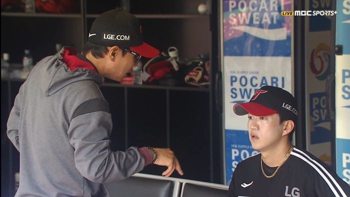 염경엽 감독이 20일 인천SSG랜더스필드에서 열린 2025 KBO리그 정규시즌 SSG전 2회 더그아웃에 들어온 김주온을 꾸짖고 있다. 사진 | 티빙