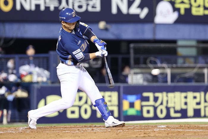 NC 서호철이 22일 서울 잠실구장에서 열린 2025 KBO리그 정규시즌 LG전서 안타를 치고 있다. 사진 | 연합뉴스