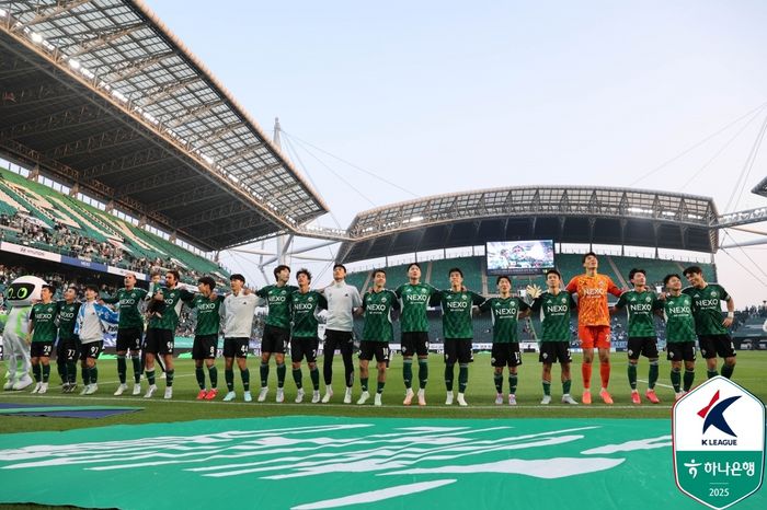 전북 선수들이 20일 대구전에서 승리한 뒤 단체 세리머니를 펼치고 있다. 사진 | 한국프로축구연맹