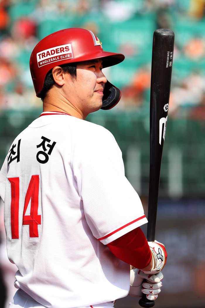 SSG 최정이 인천SSG랜더스필드에서 열린 2025 KBO리그 시범경기 한화전에서 타석에 들어설 준비를 하고 있다. 사진 | SSG 랜더스