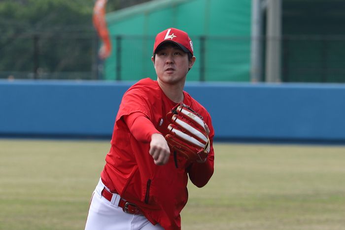 SSG 최정이 일본 오키나와 고친다 구장에서 열린 2차 스프링캠프 첫 훈련에서 캐치볼을 하고 있다. 사진 | SSG 랜더스