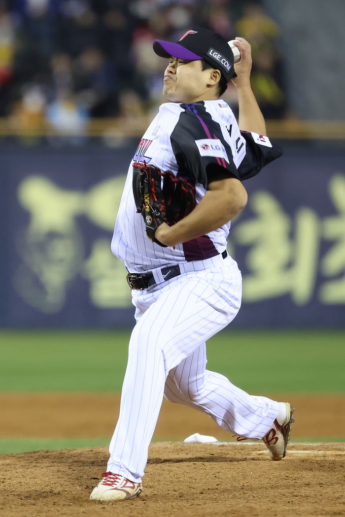 LG 장현식이 4일 잠실구장에서 열린 2025 KBO리그 정규시즌 KIA전에서 8회초 올라와 역투하고 있다. 사진 | LG 트윈스