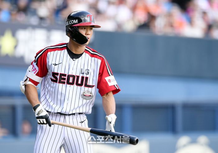 LG 이영빈이 8일 잠실구장에서 열린 2024 KBO리그 한화와 경기 4회말 2사 2루 상황에서 한화 투수 한승주를 상대로 2점 홈런을 치고 타구를 확인하고 있다. 3회말에 이어 이영빈의 연타석 홈런. 잠실 | 박진업 기자 upandup@sportsseoul.com