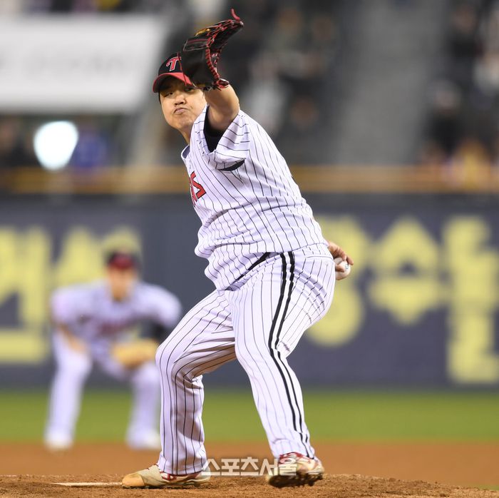LG 투수 장현식이 15일 잠실야구장에서 열린 2025 KBO 리그 삼성과 경기 9회 역투하고 있다. 2025. 4. 15.잠실 | 최승섭기자 thunder@sportsseoul.com