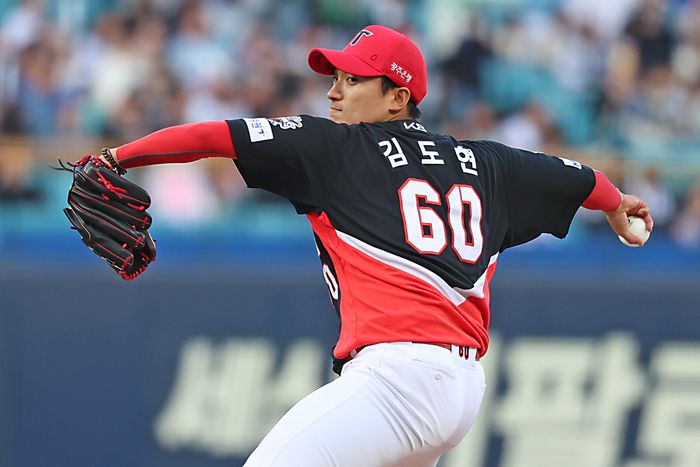 KIA 김도현이 23일 대구삼성라이온즈파크에서 열린 2025 KBO리그 삼성전에 선발 등판해 힘차게 공을 던지고 있다. 사진 | KIA 타이거즈