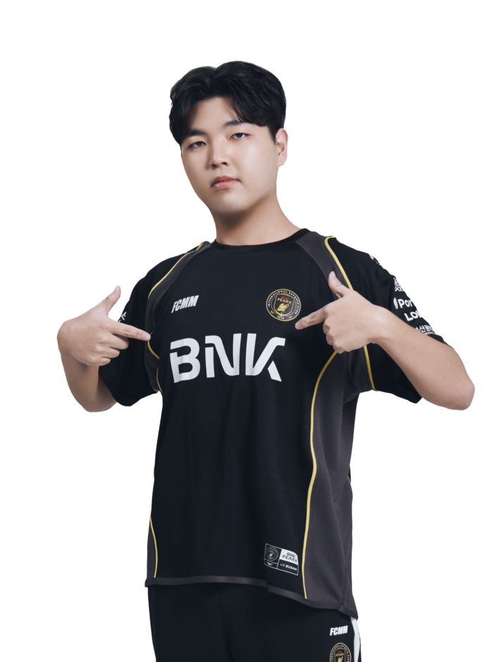 강무진은 23일 서울 잠실DN콜로세움에서 열린 2025 FC온라인 슈퍼 챔피언스 리그(FSL) G조 패자전에서 젠지e스포츠 ‘크롱’ 황세종을 2-0으로 이기며 박찬화가 기다리는 최종전에 올랐다. 사진 | 넥슨