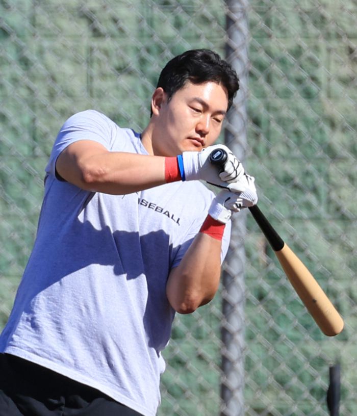 KBO 해외 선수 리턴 규정에 따라, 최지만은 1년 뒤인 2026년 신인 드래프트에 참가할 수 있다.  연합뉴스