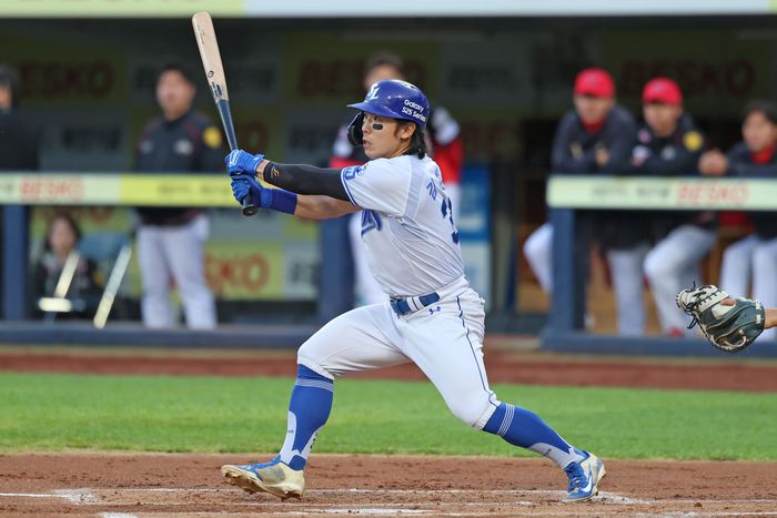 삼성 김성윤이 24일 대구삼성라이온즈파크에서 열린 2025 KBO리그 KIA전에서 안타를 치고 있다. 사진 | 삼성 라이온즈