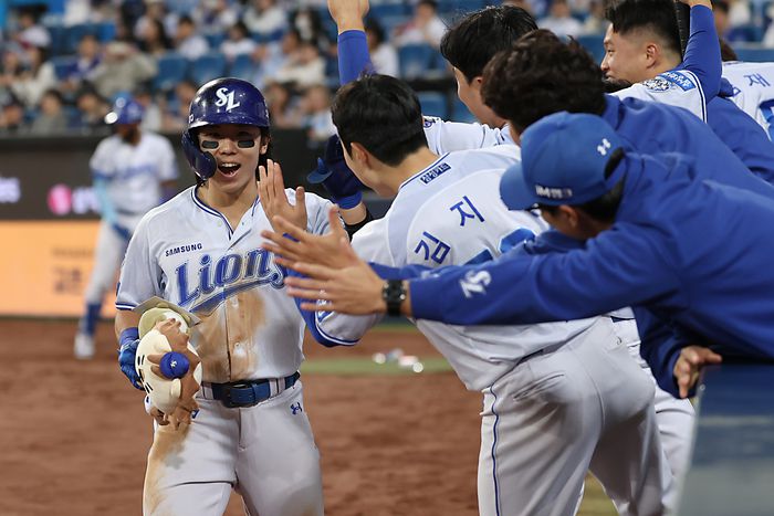 삼성 김성윤이 24일 대구삼성라이온즈파크에서 열린 2025 KBO리그 KIA전에서 5회말 솔로포를 때린 후 더그아웃으로 돌아와 동료들의 축하를 받고 있다. 사진 | 삼성 라이온즈