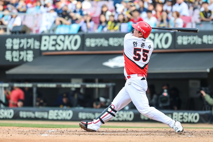 KIA 한준수가 광주-기아 챔피언스 필드에서 열린 2025 KBO리그 정규시즌 개막 2차전 NC와 경기에서 9회말 솔로 홈런을 때리고 있다. 사진 | KIA 타이거즈