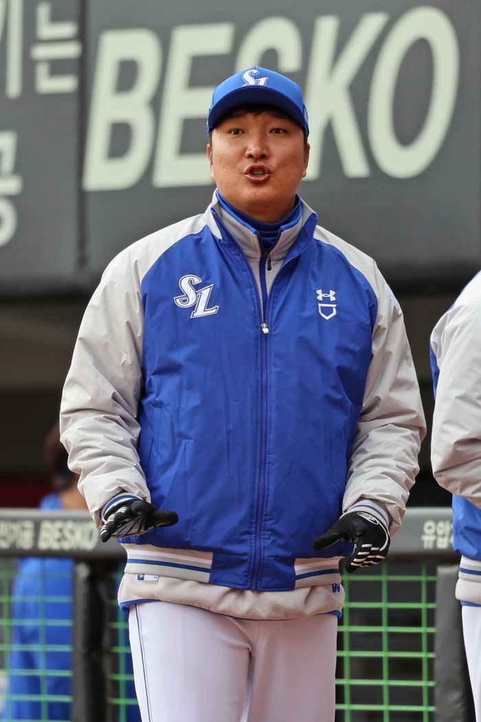 삼성 이진영 코치가 광주-기아 챔피언스 필드에서 열린 2025 KBO리그 시범경기 KIA전에 앞서 선수단 훈련을 지켜보며 사인을 보내고 있다. 사진 | 삼성 라이온즈