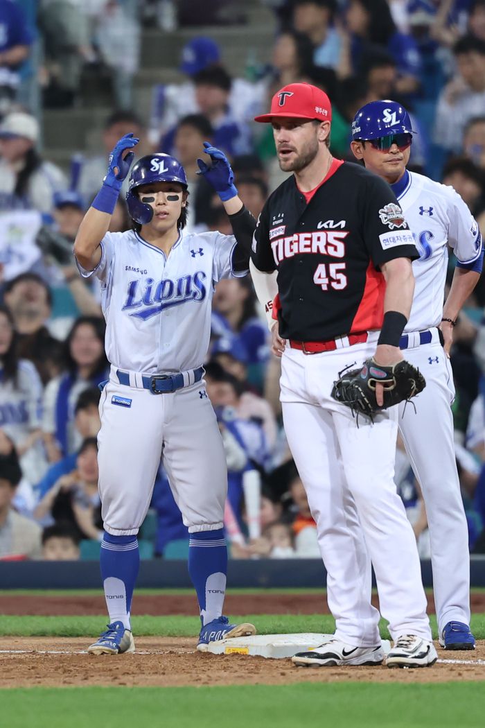 삼성 김성윤(왼쪽)이 24일 대구삼성라이온즈파크에서 열린 2025 KBO리그 KIA전에서 안타를 때린 후 세리머니를 하고 있다. 사진 | 삼성 라이온즈