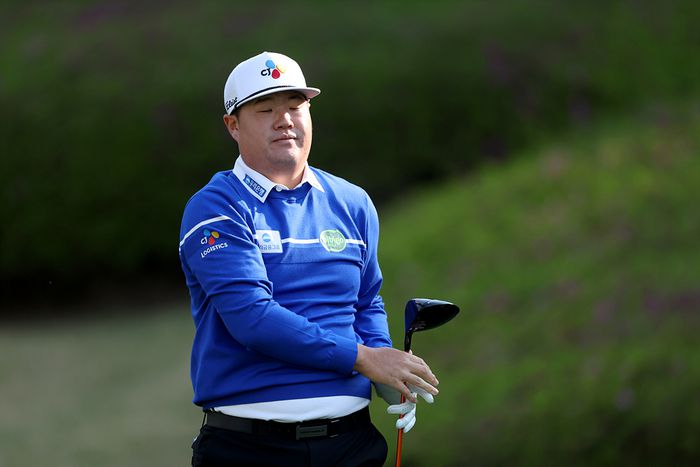 임성재가 25일 서원밸리CC에서 열린 KPGA투어 우리금융 챔피언십 2라운드에서 드라이버 샷을 실수한 뒤 아쉬운 표정을 짓고 있다. 사진 | KPGA