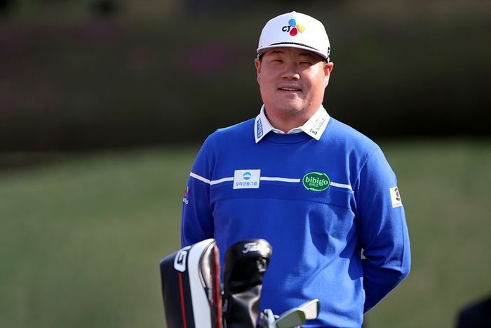 임성재가 25일 서원밸리CC에서 열린 KPGA투어 우리금융 챔피언십 2라운드에서 경기가 마음대로 안풀린다는 듯 웃고 있다. 사진 | KPGA