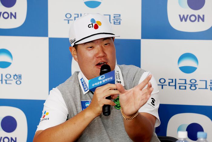 임성재가 25일 서원밸리CC에서 열린 KPGA투어 우리금융 챔피언십 2라운드에서 컷탈락 위기에 빠진 이유를 설명하고 있다. 사진 | KPGA