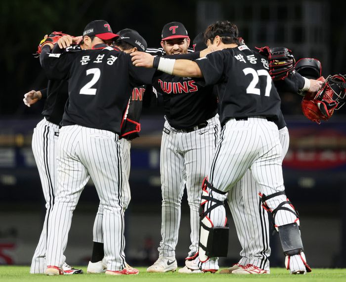 LG 선수들이 25일 광주-기아 챔피언스 필드에서 열린 2025 KBO리그 KIA와 경기에서 승리한 후 세리머니를 하고 있다. 사진 | 광주=연합뉴스