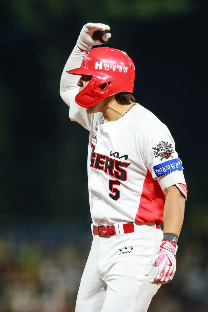 KIA 김도영이 25일 광주-기아 챔피언스 필드에서 열린 2025 KBO리그 LG전에서 1-3으로 뒤진 4회말 무사 만루에서 대타로 나서 동점 2타점 적시타를 때린 후 포효하고 있다. 사진 | KIA 타이거즈