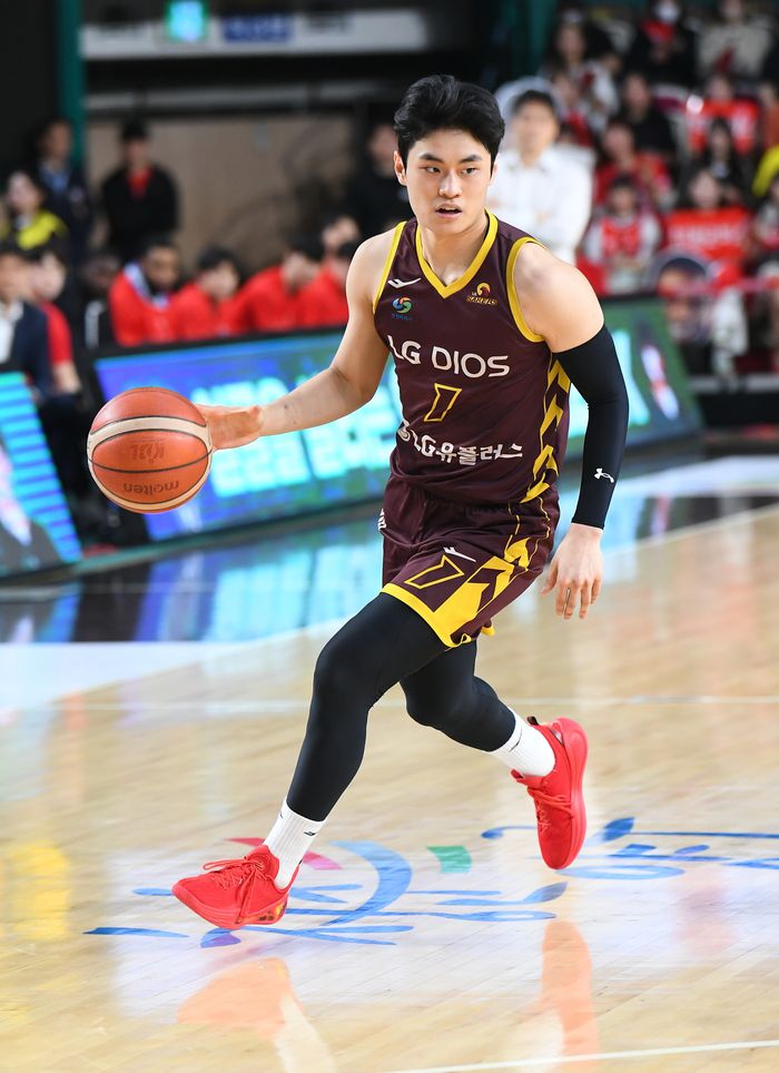 LG 유기상이 26일 창원체육관에서 열린 2024~2025 KCC 프로농구 4강 플레이오프 2차전 현대모비스전에서 드리블 하고 있다. 사진 | KBL