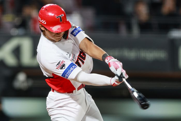 KIA 김도영이 25일 광주-기아 챔피언스 필드에서 열린 2025 KBO리그 LG전에서 1-3으로 뒤진 4회말 무사 만루에서 대타로 나서 동점 2타점 적시타를 때리고 있다. 사진 | KIA 타이거즈