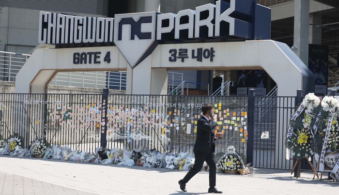 11일 오전 창원NC파크 3루 내야 출입구 방향에 근조화환과 추모 글이 가득하다. 사진 | 창원=연합뉴스