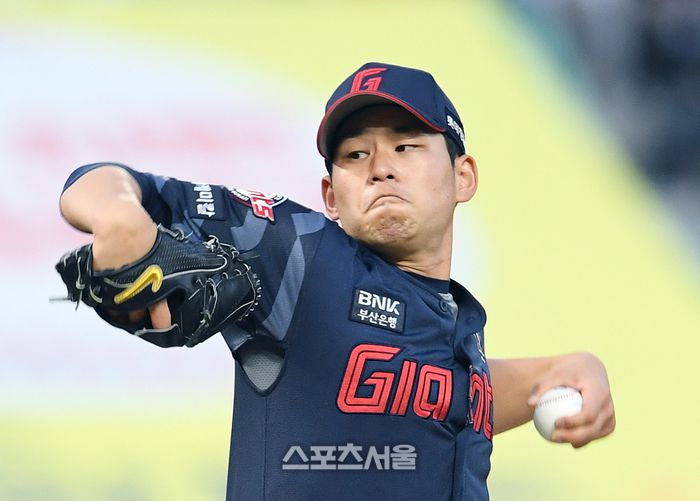 롯데 김진욱이 26일 인천SSG랜더스필드에서 열린 2025 KBO리그 SSG와 경기에 선발 등판해 힘차게 공을 던지고 있다. 문학 | 박진업 기자 upandup@sportsseoul.com