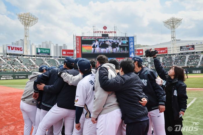 NC 선수들이 13일 사직구장에서 열린 2025 KBO리그 롯데전에 앞서 파이팅을 외치고 있다. 사진 | NC 다이노스