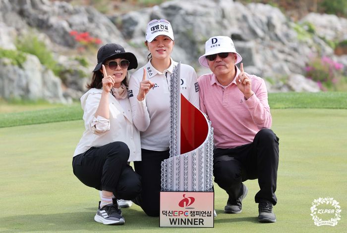 김민선7(가운데)이 27일 킹스데일GC에서 열린 KLPGA투어 덕신EPC 챔피언십에서 초대 챔피언이자 생애 첫승을 따낸 뒤 부모님과 함께 포즈를 취하고 있다. 사진 | KLPGA