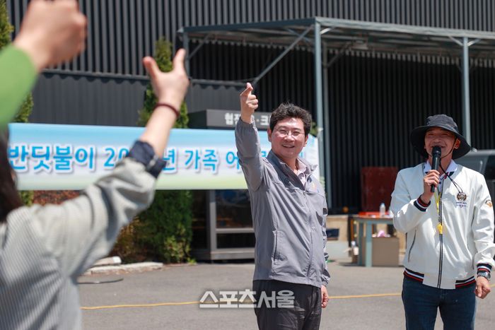 이상일 시장이 26일 처인구 고림동 사단법인 반딧불이 주차장에서 열린 ‘22주년 반딧불이 가족 어울림 축제’를 찾아 축제에 참여한 장애인, 봉사자, 관계자를 격려하고 응원했다. 제공=용인시