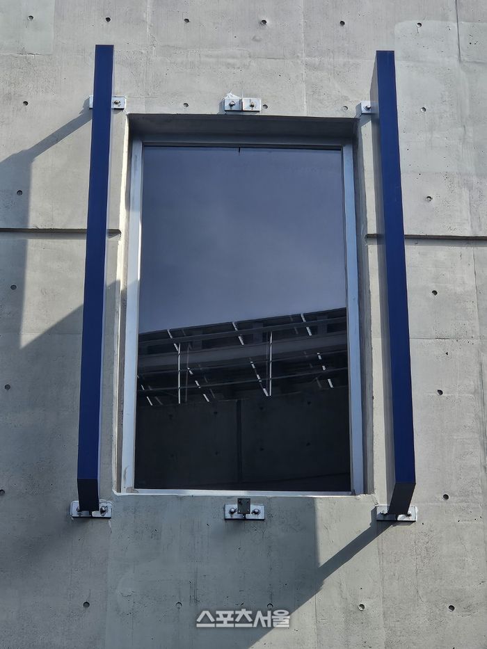 창원NC파크 3루쪽에 설치된 창문 외부 루버가 떨어진 모습. 창원 | 김동영 기자 raining99@sportsseoul.com