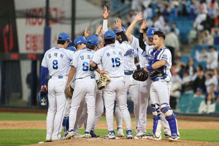 삼성 선수단이 26일 대구삼성라이온즈파크에서 열린 2025 KBO리그 정규시즌 NC전 승리 후 기뻐하고 있다. 사진 | 삼성 라이온즈