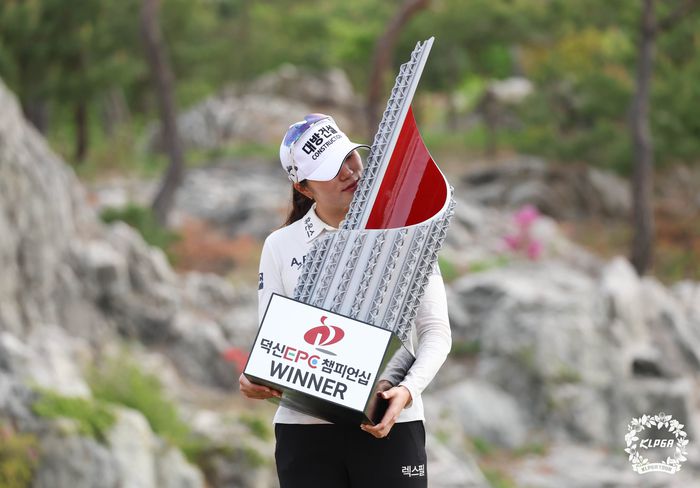 김민선7이 27일 킹스데일GC에서 열린 KLPGA투어 덕신EPC 챔피언십에서 초대 챔피언이자 생애 첫승을 따낸 뒤 트로피에 입맞추고 있다. 사진 | KLPGA