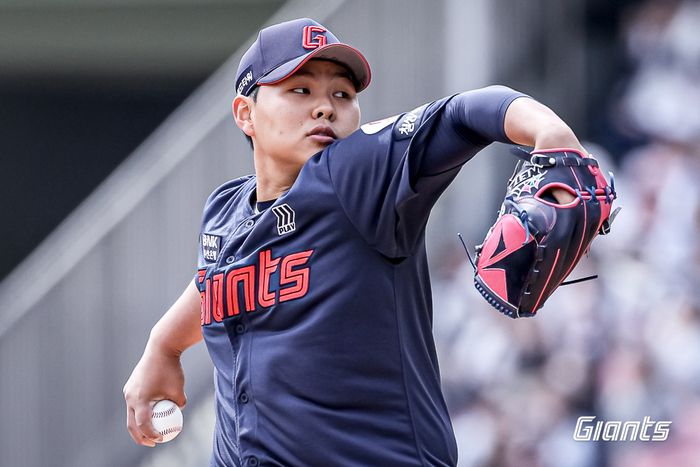 롯데 박진이 27일 서울 잠실구장에서 열린 2025 KBO리그 정규시즌 두산전서 역투하고 있다. 사진 | 롯데 자이언츠