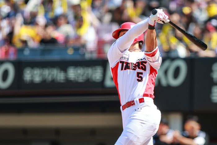 KIA 김도영이 26일 광주-기아 챔피언스 필드에서 열린 2025 KBO리그 정규시즌 LG전에서 3회말 솔로포를 터뜨리고 있다. 사진 | KIA 타이거즈