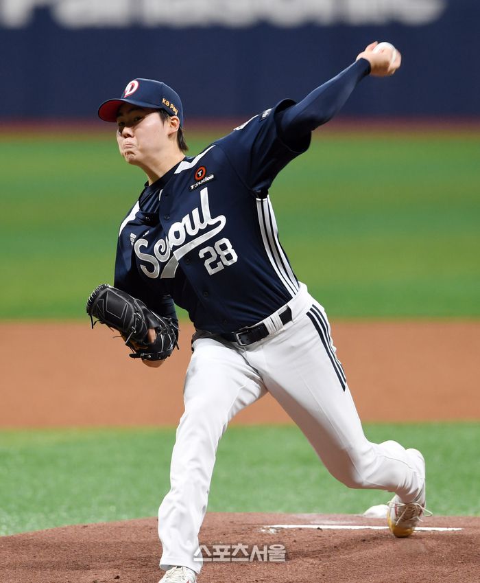 두산 최승용이 22일 고척스카이돔에서 열린 2025 KBO리그 키움과 경기에 선발 등판해 힘차게 공을 던지고 있다. 고척 | 박진업 기자 upandup@sportsseoul.com