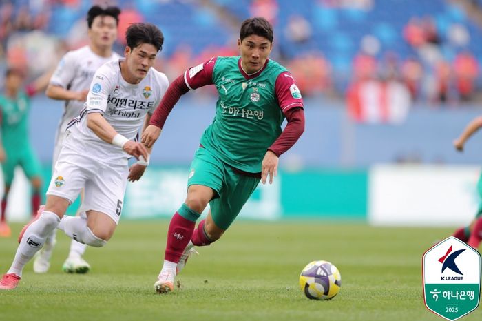 주민규(오른쪽)가 27일 강원전에서 드리블을 시도하고 있다. 사진 | 한국프로축구연맹