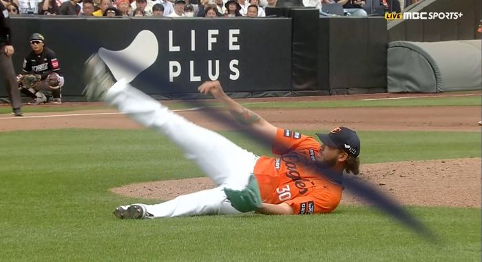 폰세가 1회초 투구 중 넘어지고 있다. 사진 | 티빙 캡처