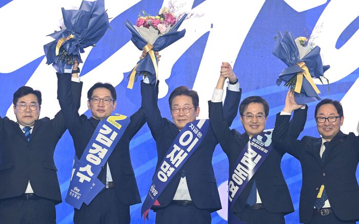 이재명 후보가 ‘제21대 대통령선거 후보자 선출을 위한 수도권·강원·제주 경선 및 최종 후보자 선출 대회’에서 최종 후보로 확정된 뒤 김경수·김동연 후보와 기념 촬영하고 있다. 2025.4.27 [공동취재]