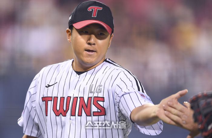 LG 선발투수 송승기가 투구 후 덕아웃으로 들어오며 야수들과 하이파이브를 하고 있다. 사진 | 최승섭기자 thunder@sportsseoul.com