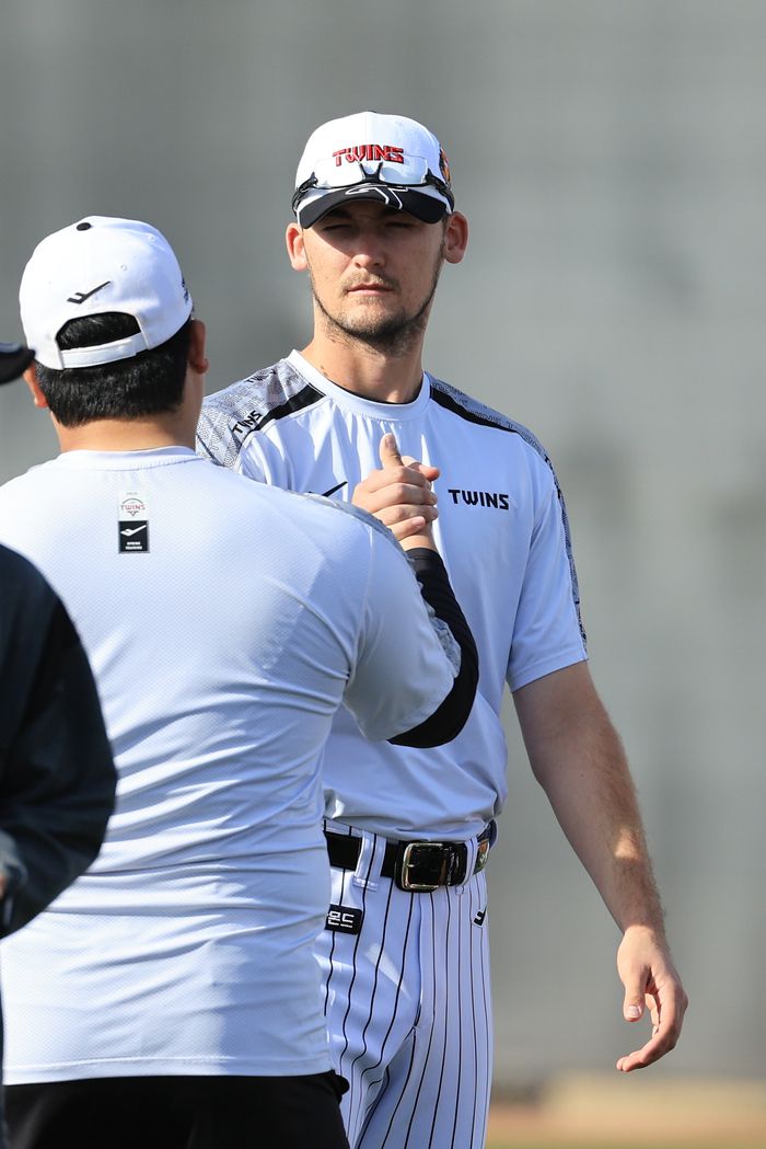 LG 코엔 윈이 지난 2월 미국 애리조나 스프링캠프에 초청선수로 합류해 함께 훈련하고 있다. 엘리에이저 에르난데스 부상 대체선수로 LG 유니폼을 입었다. 사진 | 애리조나=연합뉴스