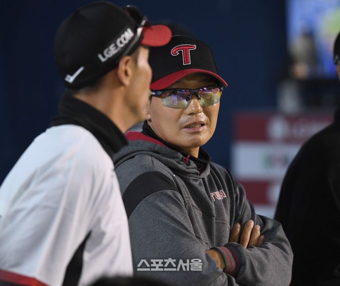 LG 염경엽 감독이 코치와 이야기를 나누고 있다. 사진 | 최승섭기자 thunder@sportsseoul.com
